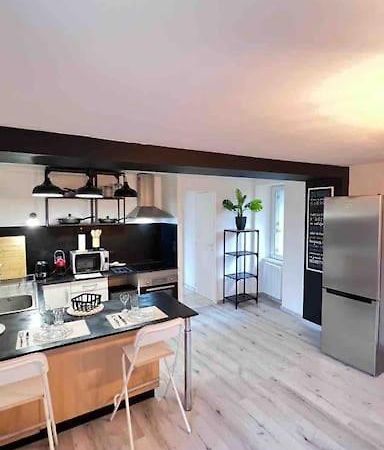 Logement Moderne Au Coeur Du Village Saint-Georges-de-Luzençon Extérieur photo