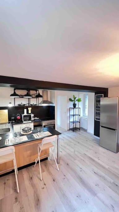 Logement Moderne Au Coeur Du Village Saint-Georges-de-Luzençon Extérieur photo