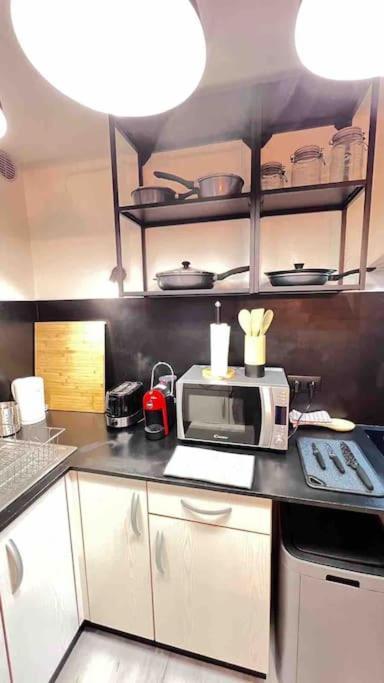 Logement Moderne Au Coeur Du Village Saint-Georges-de-Luzençon Extérieur photo