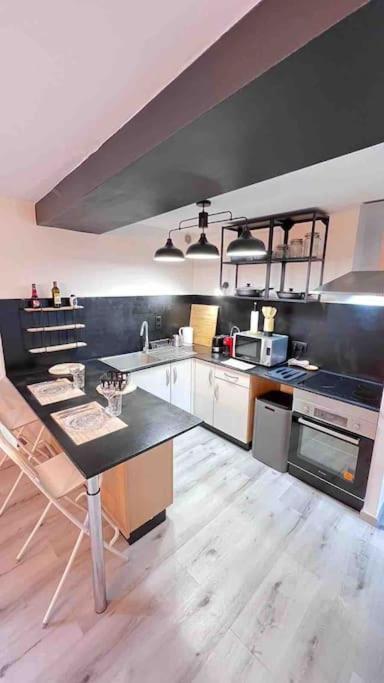 Logement Moderne Au Coeur Du Village Saint-Georges-de-Luzençon Extérieur photo