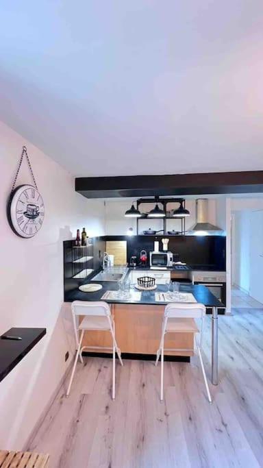 Logement Moderne Au Coeur Du Village Saint-Georges-de-Luzençon Extérieur photo