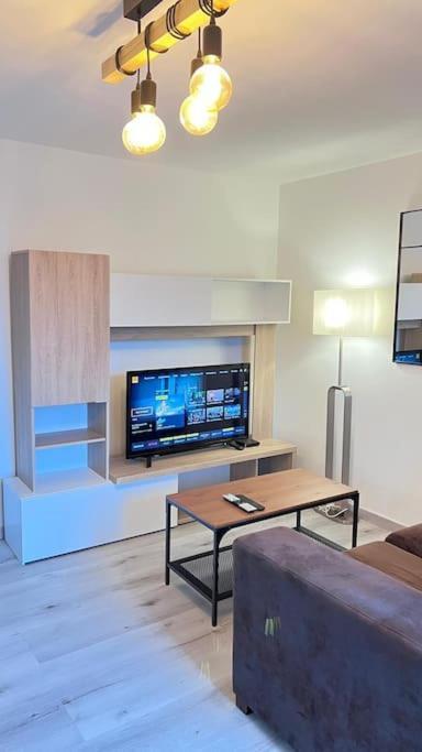 Logement Moderne Au Coeur Du Village Saint-Georges-de-Luzençon Extérieur photo