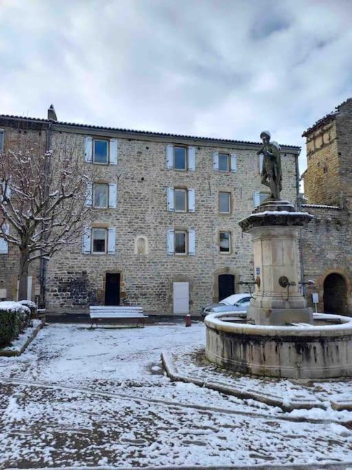 Logement Moderne Au Coeur Du Village Saint-Georges-de-Luzençon Extérieur photo