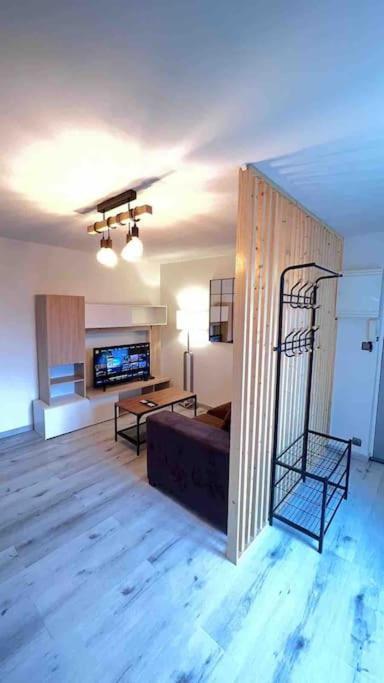 Logement Moderne Au Coeur Du Village Saint-Georges-de-Luzençon Extérieur photo