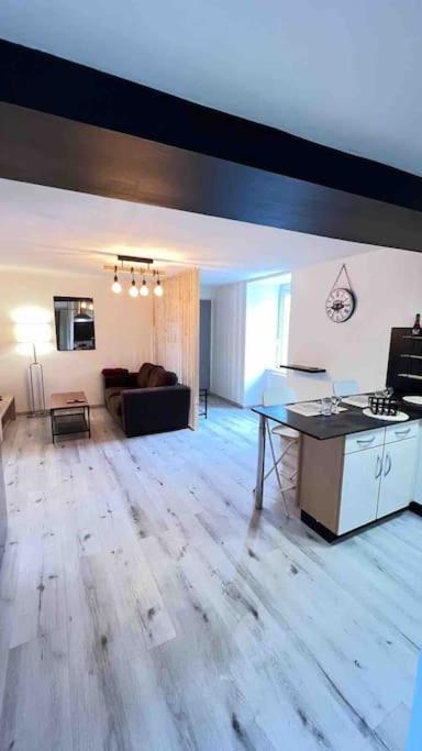 Logement Moderne Au Coeur Du Village Saint-Georges-de-Luzençon Extérieur photo