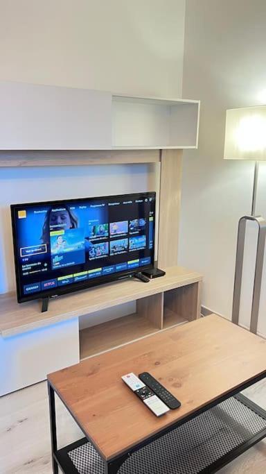 Logement Moderne Au Coeur Du Village Saint-Georges-de-Luzençon Extérieur photo