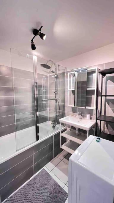 Logement Moderne Au Coeur Du Village Saint-Georges-de-Luzençon Extérieur photo