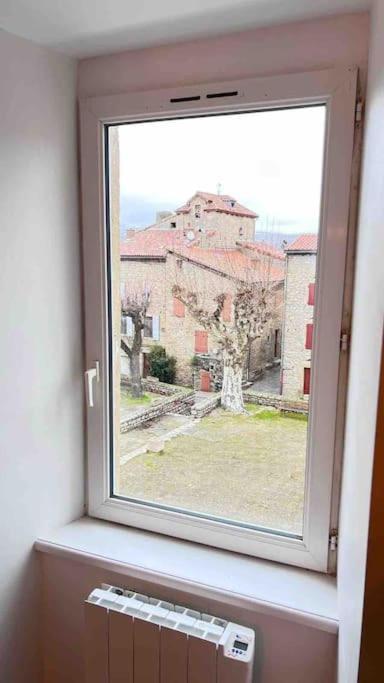 Logement Moderne Au Coeur Du Village Saint-Georges-de-Luzençon Extérieur photo